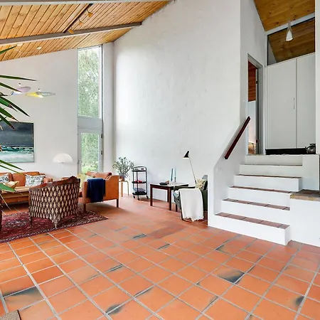 Сasa de vacaciones Charming Split-level On Scenic Helgenaes Knebel