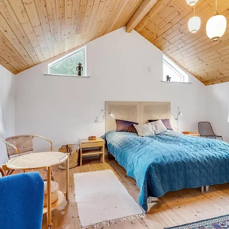 Сasa de vacaciones Charming Split-level On Scenic Helgenaes Knebel
