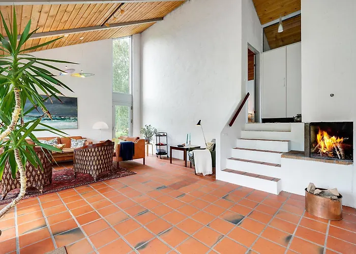 בית נופש Charming Split-level On Scenic Helgenaes Knebel